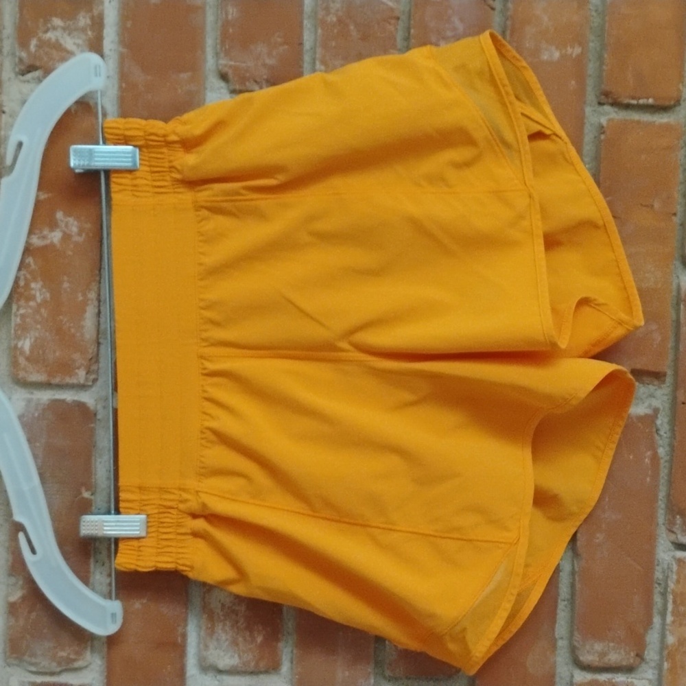 LuLulemon HOTTY hot Low Rise Lined Short 2.5